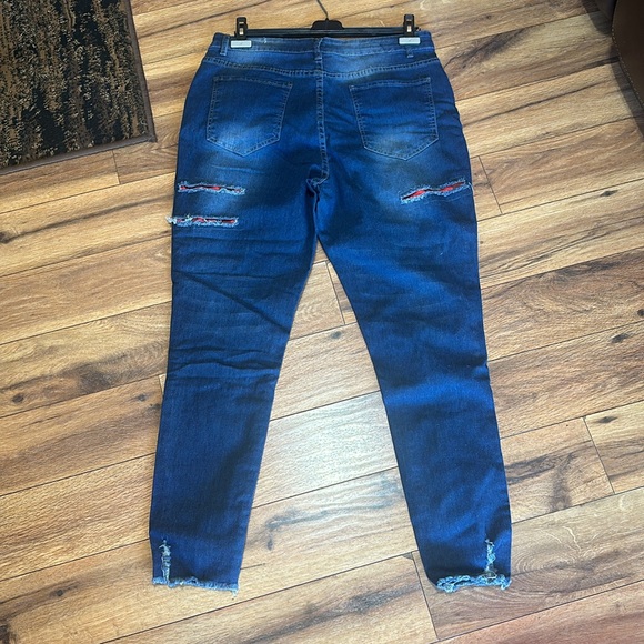 Women’s Jeans
Waist 17”
Rise 9.5”
28” long - Picture 5 of 10